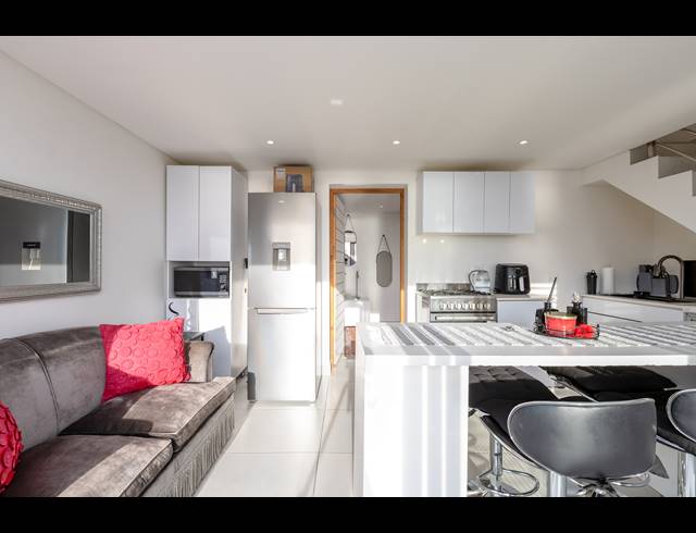2 BEDROOM APARTMENT TO LET IN CAMPS BAY
